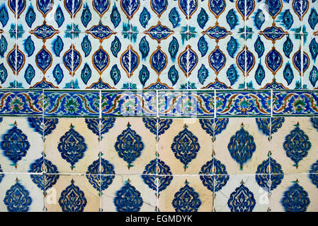 ISTANBUL, Turquie / Türkiye — les murs de la mosquée du Harem (Harem Mescidi) du palais de Topkapi à Istanbul sont ornés de magnifiques carreaux Iznik. Ces chefs-d'œuvre en céramique du XVIIe siècle, aux motifs floraux complexes et à la calligraphie dans des bleus, verts et rouges vibrants, illustrent le summum des arts décoratifs ottomans dans cet espace de prière privé pour les femmes les plus en vue du harem impérial. Banque D'Images