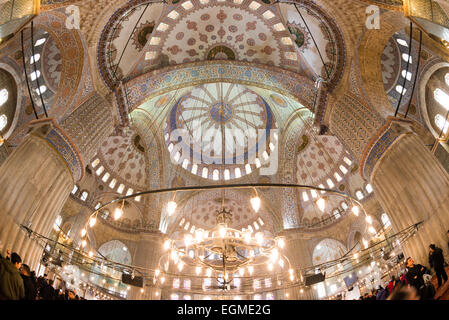 ISTANBUL, Turquie / Türkiye — les décorations ornées des murs et du plafond à l'intérieur de la salle de prière de la Mosquée bleue d'Istanbul. Bien qu'elle soit largement connue sous le nom de Mosquée bleue pour son carrelage intérieur, le nom formel de la mosquée est Mosquée Sultan Ahmed (ou Sultan Ahmet Camii en turc). Il a été construit de 1609 à 1616 pendant le règne du sultan Ahmed I. Banque D'Images