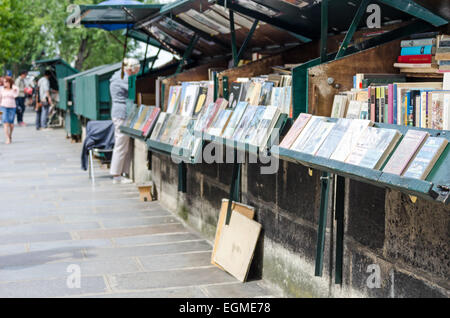 Bouquiniste cale le long du quai des Grands Augustins, Paris. Banque D'Images