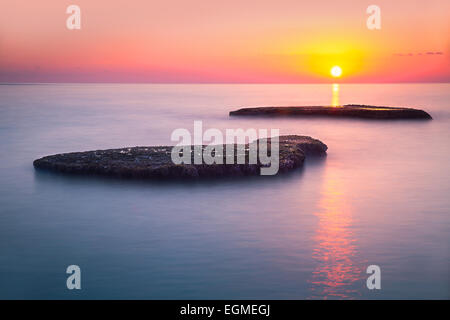 Beau Soleil colorés au-dessus de la mer, du Liban, de la Méditerranée, un paysage extraordinaire, calme soir seascape, beauté de la nature Banque D'Images
