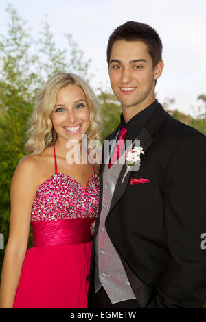 Joli Couple aller au bal posant pour une photo Banque D'Images