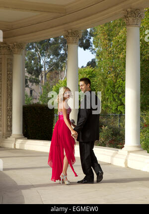 Joli Couple aller au bal à pied et à dos d'une photo. Banque D'Images