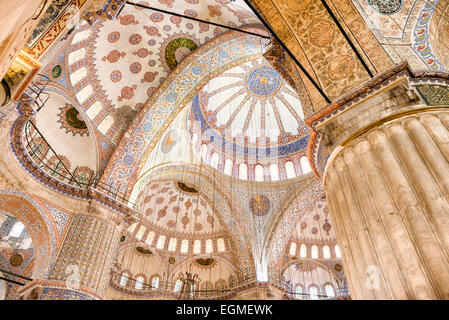 ISTANBUL, Turquie / Türkiye — les décorations ornées à l'intérieur de la salle de prière de la Mosquée bleue d'Istanbul. Bien qu'elle soit largement connue sous le nom de Mosquée bleue pour son carrelage intérieur, le nom formel de la mosquée est Mosquée Sultan Ahmed (ou Sultan Ahmet Camii en turc). Il a été construit de 1609 à 1616 pendant le règne du sultan Ahmed I. Banque D'Images