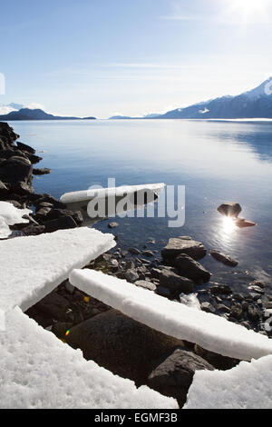 De grands blocs de glace échoués sur une plage dans le sud-est de l'Alaska sur une journée ensoleillée. Banque D'Images