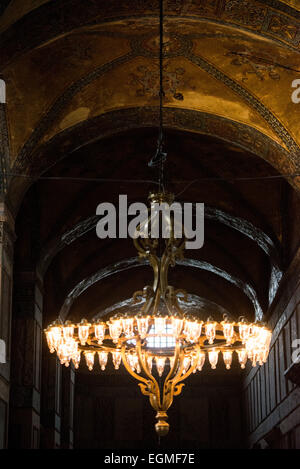 ISTANBUL, Turquie / Türkiye — construite à l'origine en 537, elle a servi de cathédrale orthodoxe orientale, de cathédrale catholique romaine, de mosquée et maintenant de musée. Aussi connu sous le nom d'Ayasofya ou Aya Sofia, c'est l'un des principaux monuments d'Istanbul. Banque D'Images