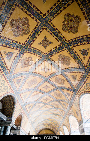 ISTANBUL, Turquie / Türkiye — plafond richement décoré au-dessus de la galerie de Sainte-Sophie. Construite à l'origine en 537, elle a servi de cathédrale orthodoxe orientale, de cathédrale catholique romaine, de mosquée et maintenant de musée. Aussi connu sous le nom d'Ayasofya ou Aya Sofia, c'est l'un des principaux monuments d'Istanbul. Banque D'Images