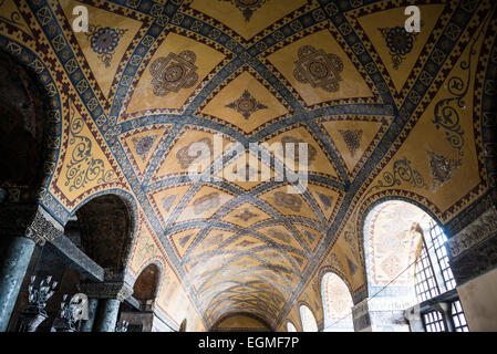 ISTANBUL, Turquie / Türkiye — plafond richement décoré au-dessus de la galerie de Sainte-Sophie. Construite à l'origine en 537, elle a servi de cathédrale orthodoxe orientale, de cathédrale catholique romaine, de mosquée et maintenant de musée. Aussi connu sous le nom d'Ayasofya ou Aya Sofia, c'est l'un des principaux monuments d'Istanbul. Banque D'Images