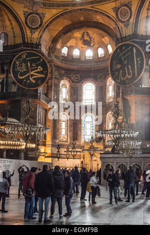 ISTANBUL, Turquie / Türkiye — construite à l'origine en 537, elle a servi de cathédrale orthodoxe orientale, de cathédrale catholique romaine, de mosquée et maintenant de musée. Aussi connu sous le nom d'Ayasofya ou Aya Sofia, c'est l'un des principaux monuments d'Istanbul. Banque D'Images