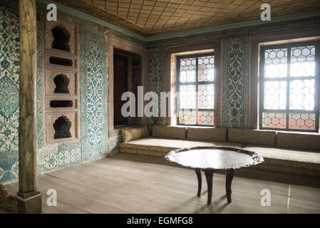 ISTANBUL, Turquie / Türkiye — les appartements de la Reine mère ont été construits à la fin du XVIe siècle et ont été reconstruits après l'incendie de 1666. Les appartements se composent d'une chambre et d'une salle de prière. La reine mère a été chargée de diriger le Harem et a ainsi donné un grand pouvoir. Le harem impérial était le sanctuaire intérieur du palais de Topkapi où vivaient le sultan et sa famille. Érigé sur une péninsule surplombant le détroit du Bosphore et la Corne d'Or, le palais de Topkapi fut la résidence principale des sultans ottomans pendant environ 400 ans (1465-1856) de leur règne de 624 ans. Banque D'Images