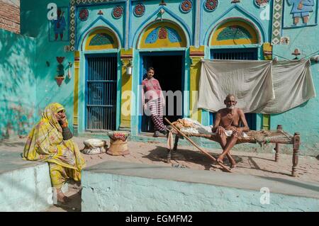 Mathura. Feb 26, 2015. Les villageois indiens prendre un repos à Barsana près de Mathura ville d'état indien de l'Uttar Pradesh, le 26 février 2015. © Tumpa Mondal/Xinhua/Alamy Live News Banque D'Images