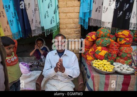 Mathura. Feb 26, 2015. Un Indien vender met ses paumes ensemble de s'attendre à une bonne vente pour la prochaine Lathmar Holi festival à Barsana près de Mathura ville d'état indien de l'Uttar Pradesh, le 26 février 2015. © Tumpa Mondal/Xinhua/Alamy Live News Banque D'Images