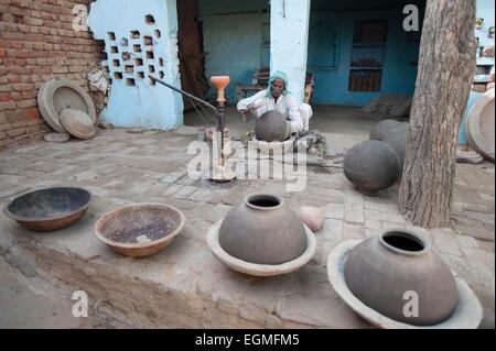 Mathura. Feb 26, 2015. Un villageois indiens dans des pots en terre, près de la ville de Mathura Barsana Etat indien d'Uttar Pradesh, le 26 février 2015. © Tumpa Mondal/Xinhua/Alamy Live News Banque D'Images