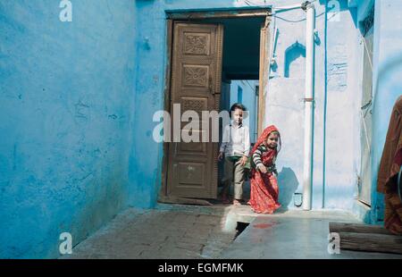 Mathura. Feb 26, 2015. Les enfants indiens jouent dans Barsana près de Mathura ville d'état indien de l'Uttar Pradesh, le 26 février 2015. © Tumpa Mondal/Xinhua/Alamy Live News Banque D'Images