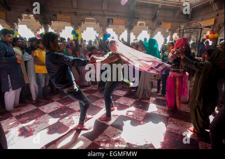 Mathura. Feb 26, 2015. Les Indiens effectuer à la veille de l'Lathmar Holi festival au temple de Radha Rani Barsana près de Mathura ville d'état indien de l'Uttar Pradesh, le 26 février 2015. Pendant le festival, les femmes de Barsana pour battre les hommes de Nandgaon, la légendaire ville de Krishna, avec des bâtonnets de bois en réponse à leurs efforts pour jeter la poudre de couleur sur eux. © Tumpa Mondal/Xinhua/Alamy Live News Banque D'Images