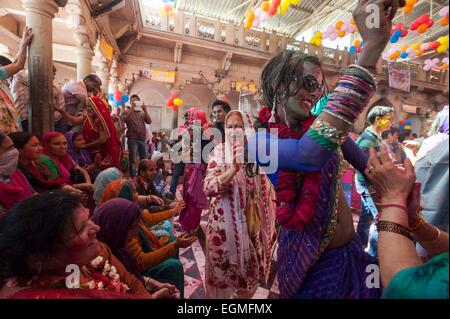 Mathura. Feb 26, 2015. Les femmes indiennes effectuer à la veille de l'Lathmar Holi festival au temple de Radha Rani Barsana près de Mathura ville d'état indien de l'Uttar Pradesh, le 26 février 2015. Pendant le festival, les femmes de Barsana pour battre les hommes de Nandgaon, la légendaire ville de Krishna, avec des bâtonnets de bois en réponse à leurs efforts pour jeter la poudre de couleur sur eux. © Tumpa Mondal/Xinhua/Alamy Live News Banque D'Images