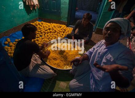 Mathura. Feb 26, 2015. Les Indiens font des desserts comme une partie du rituel à la veille de l'Lathmar Holi festival au temple de Radha Rani Barsana près de Mathura ville d'état indien de l'Uttar Pradesh, le 26 février 2015. Pendant le festival, les femmes de Barsana pour battre les hommes de Nandgaon, la légendaire ville de Krishna, avec des bâtonnets de bois en réponse à leurs efforts pour jeter la poudre de couleur sur eux. © Tumpa Mondal/Xinhua/Alamy Live News Banque D'Images