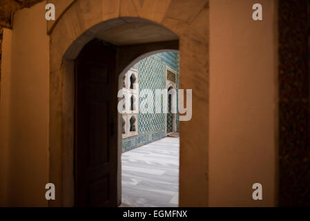 ISTANBUL, Turquie / Türkiye — le harem impérial était le sanctuaire intérieur du palais de Topkapi où vivaient le sultan et sa famille. Érigé sur une péninsule surplombant le détroit du Bosphore et la Corne d'Or, le palais de Topkapi fut la résidence principale des sultans ottomans pendant environ 400 ans (1465-1856) de leur règne de 624 ans. Banque D'Images