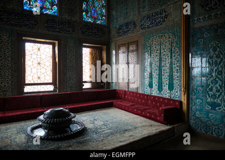 ISTANBUL, Turquie / Türkiye (Türkiye) — le kiosque jumeau du palais de Topkapi se compose de deux chambres privées construites au XVIIe siècle, à des époques différentes. Il est décoré de tuiles d'Iznik et s'inspire d'un certain nombre de styles ottomans classiques utilisés dans tout le palais. À partir du XVIIIe siècle, le Twin Kiosk a été utilisé comme chambre privée du prince héritier. Le harem impérial était le sanctuaire intérieur du palais de Topkapi où vivaient le sultan et sa famille. Situé sur une péninsule surplombant le détroit du Bosphore et la Corne d'Or, le palais de Topkapi était la résidence principale des sultans ottomans pour appro Banque D'Images