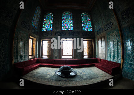 ISTANBUL, Turquie / Türkiye (Türkiye) — le kiosque jumeau du palais de Topkapi se compose de deux chambres privées construites au XVIIe siècle, à des époques différentes. Il est décoré de tuiles d'Iznik et s'inspire d'un certain nombre de styles ottomans classiques utilisés dans tout le palais. À partir du XVIIIe siècle, le Twin Kiosk a été utilisé comme chambre privée du prince héritier. Le harem impérial était le sanctuaire intérieur du palais de Topkapi où vivaient le sultan et sa famille. Situé sur une péninsule surplombant le détroit du Bosphore et la Corne d'Or, le palais de Topkapi était la résidence principale des sultans ottomans pour appro Banque D'Images