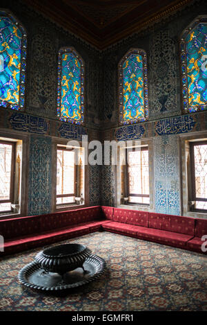 ISTANBUL, Turquie / Türkiye (Türkiye) — le kiosque jumeau du palais de Topkapi se compose de deux chambres privées construites au XVIIe siècle, à des époques différentes. Il est décoré de tuiles d'Iznik et s'inspire d'un certain nombre de styles ottomans classiques utilisés dans tout le palais. À partir du XVIIIe siècle, le Twin Kiosk a été utilisé comme chambre privée du prince héritier. Le harem impérial était le sanctuaire intérieur du palais de Topkapi où vivaient le sultan et sa famille. Situé sur une péninsule surplombant le détroit du Bosphore et la Corne d'Or, le palais de Topkapi était la résidence principale des sultans ottomans pour appro Banque D'Images