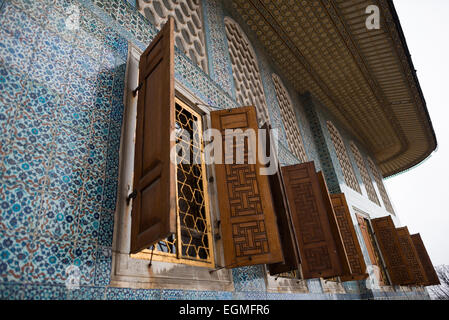 ISTANBUL, Turquie / Türkiye — la cour des favoris dans le harem impérial du palais de Topkapi. Le harem impérial était le sanctuaire intérieur du palais de Topkapi où vivaient le sultan et sa famille. Érigé sur une péninsule surplombant le détroit du Bosphore et la Corne d'Or, le palais de Topkapi fut la résidence principale des sultans ottomans pendant environ 400 ans (1465-1856) de leur règne de 624 ans. Banque D'Images