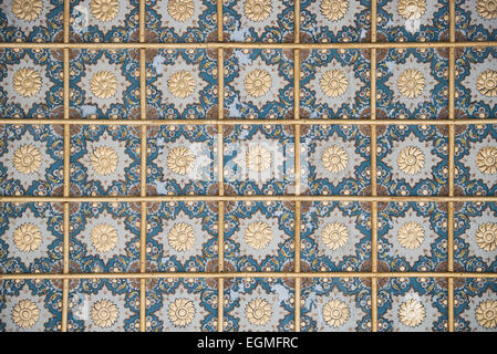 ISTANBUL, Turquie / Türkiye — des tuiles Iznik complexes ornent les murs du palais de Topkapi, Istanbul. Ces chefs-d'œuvre en céramique colorés, avec des motifs floraux et des motifs géométriques dans des bleus, des rouges et des verts vibrants, illustrent le summum des arts décoratifs ottomans et de l'artisanat du XVIe siècle. Banque D'Images