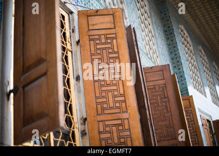 ISTANBUL, Turquie / Türkiye — la cour des favoris dans le harem impérial du palais de Topkapi. Le harem impérial était le sanctuaire intérieur du palais de Topkapi où vivaient le sultan et sa famille. Érigé sur une péninsule surplombant le détroit du Bosphore et la Corne d'Or, le palais de Topkapi fut la résidence principale des sultans ottomans pendant environ 400 ans (1465-1856) de leur règne de 624 ans. Banque D'Images