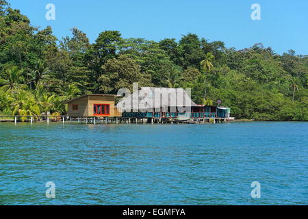 Le restaurant Tropical avec toit de chaume et une cabane sur l'eau, l'île de Bastimentos, Caraïbes, Bocas del Toro, ame centrale Banque D'Images