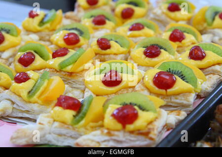 Crème anglaise et du kiwi dessert avec cerise sur la pâte feuilletée Banque D'Images