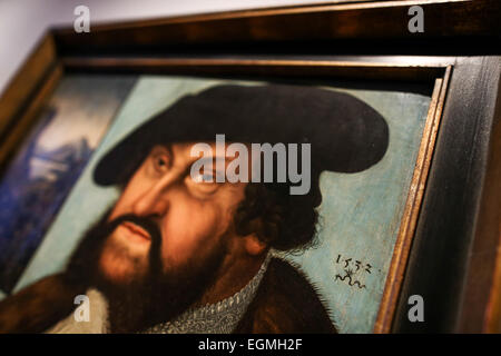 Kronach, Allemagne. Feb 26, 2015. La signature spécial pour le peintre allemand Lucas Cranach l'Ancien, symbolisé par un serpent avec des ailes de chauve-souris, qui a été attribué à lui par électeur Frédéric le Sage en 1508, est à l'affiche sur un tableau représentant électeur Jean le constant dans le cadre de l'exposition Cranach au 'Fraenkische Galerie' exposition à Kronach, Allemagne, 26 février 2015. La famille de peintres Cranach, nommé d'après eux-mêmes leur ville d'origine 'Kronach' en Franconie. Photo : David Ebener/dpa/Alamy Live News Banque D'Images
