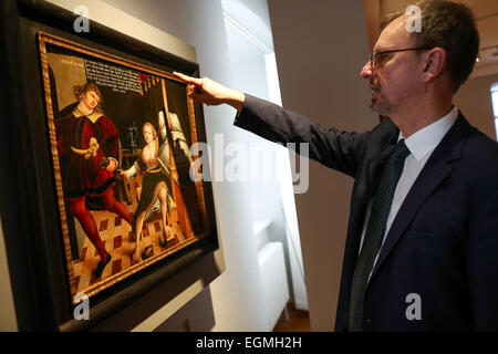 Kronach, Allemagne. Feb 26, 2015. Matthias Weniger du musée national bavarois de points à la peinture 'Joseph und die Frau des Potifar" (Joseph et la femme de Potifar) sur l'affichage à l'exposition Cranach dans la 'Galerie' Fraenkische exposition à Kronach, Allemagne, 26 février 2015. La famille de peintres Cranach, nommé d'après eux-mêmes leur ville d'origine 'Kronach' en Franconie. Photo : David Ebener/dpa/Alamy Live News Banque D'Images
