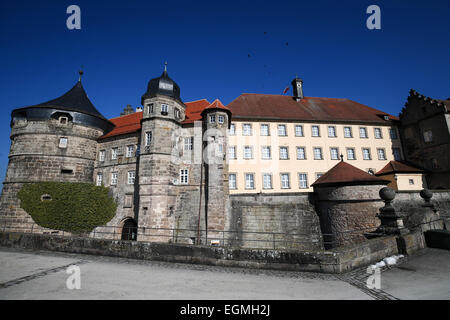 Kronach, Allemagne. Feb 26, 2015. Ciel bleu brille au-dessus du château de Rosenberg à Kronach, Allemagne, 26 février 2015. La famille de peintres Cranach, nommé d'après eux-mêmes leur ville d'origine 'Kronach' en Franconie. Photo : David Ebener/dpa/Alamy Live News Banque D'Images