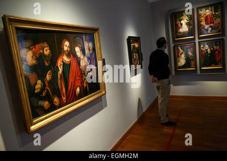 Kronach, Allemagne. Feb 26, 2015. Un visiteur passe devant la peinture 'Christus und die Ehebrecherin" (le Christ et la femme adultère) par le peintre allemand Lucas Cranach l'Ancien, Cranach exposé dans l'exposition à la Galerie 'Fraenkische' exposition à Kronach, Allemagne, 26 février 2015. La famille de peintres Cranach, nommé d'après eux-mêmes leur ville d'origine 'Kronach' en Franconie. Photo : David Ebener/dpa/Alamy Live News Banque D'Images