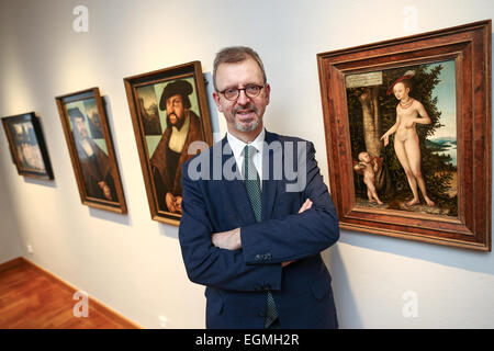 Kronach, Allemagne. Feb 26, 2015. Matthias Weniger du musée national bavarois sourit en se tiennent près de la peinture 'vénus mit Amor als Residenz Graal-müritz' (Venus avec Amor comme voleurs de miel) sur l'affichage à l'exposition Cranach dans la 'Galerie' Fraenkische exposition à Kronach, Allemagne, 26 février 2015. La famille de peintres Cranach, nommé d'après eux-mêmes leur ville d'origine 'Kronach' en Franconie. Photo : David Ebener/dpa/Alamy Live News Banque D'Images