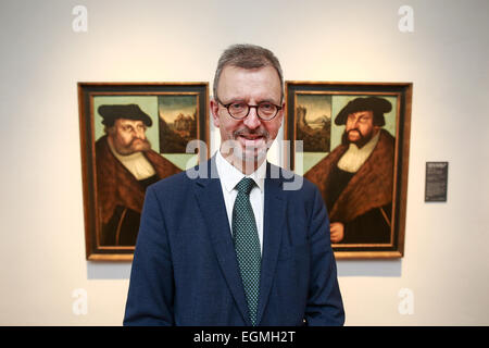 Kronach, Allemagne. Feb 26, 2015. Matthias Weniger du musée national bavarois se trouve en face de deux peintures portrait 'électeur Frédéric le Sage' et 'John' sur la fonction affichage à l'exposition Cranach dans la 'Galerie' Fraenkische exposition à Kronach, Allemagne, 26 février 2015. La famille de peintres Cranach, nommé d'après eux-mêmes leur ville d'origine 'Kronach' en Franconie. Photo : David Ebener/dpa/Alamy Live News Banque D'Images