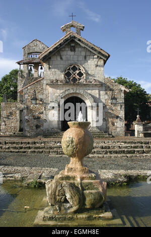 Voir l'église de façade avec fontaine dans Altos de Chavon Village de La Romana, République dominicaine. Banque D'Images