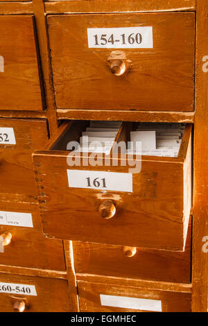 Armoire pour garder les documents papier dans la tonalité Banque D'Images