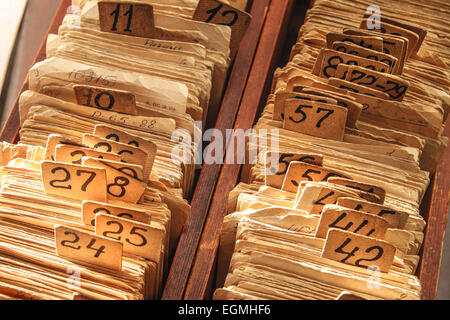 Anciennes cartes index catalogue avec des nombres dans la tonalité Banque D'Images