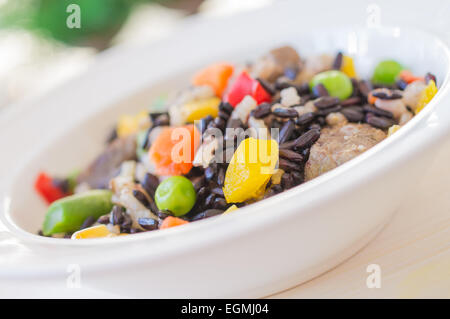 Risotto aux légumes et riz noir sauvage close up Banque D'Images