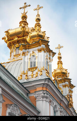 Dômes dorés. Église des Saints Pierre et Paul à Peterhof, Saint-Pétersbourg, Russie. Il a été construit en 1747-1751 par Rastrelli archit Banque D'Images