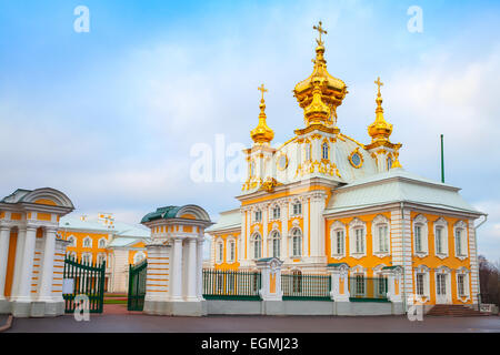 Église des Saints Pierre et Paul à Peterhof, Saint-Pétersbourg, Russie. Il a été construit en 1747-1751 par l'architecte Rastrelli Banque D'Images