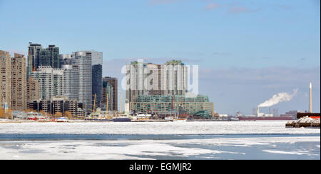 Voir d'Harbourfront de Toronto et Queensquay aérogare à l'Ouest le 25 février 2015. Banque D'Images