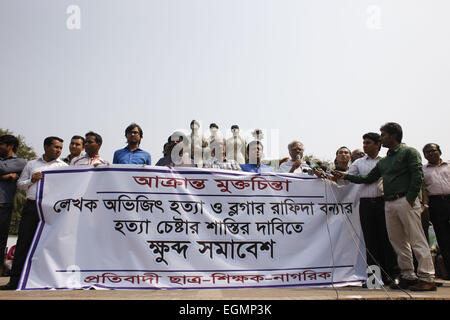 Dhaka, Bangladesh. Feb 27, 2015. Les militants du Bangladesh se sont réunis au salon de l'Université de Dacca pour protester contre la mort de Avijit. Des inconnus ont frappé à mort des Bangladeshi-American blogger Avijit Roy et grièvement blessé sa femme Rafida blogueur Ahmed Banna. La police a déclaré le couple est venu près de voies de fait en vertu de l'intersection de l'Université de Dacca à TSC autour de 21h30 le jeudi. Des fanatiques islamistes menacent Avijit, un bio-ingénieur et naturalisé citoyen des États-Unis, pour sa campagne active contre les radicaux islamistes. Credit : Suvra Kanti Das/ZUMA/Alamy Fil Live News Banque D'Images