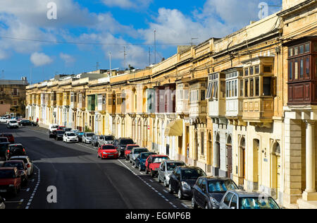 Maisons traditionnelles avec des fenêtres en baie, La Valette, Malte Banque D'Images