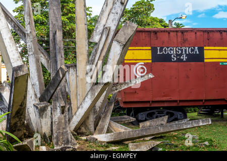 Le Tren Blindado Monument, par José Delarra, commémore Che Guevara attaque sur le train blindé de Santa Clara, Cuba, 1958. Banque D'Images