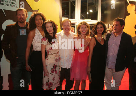 Première mondiale de 'Serenity' FILM, (de gauche à droite : Adam Baldwin, Gina Torres, Summer Glau, Joss Whedon, Jewel Staite, Morena Baccarin, Chris Buchanan) écrit et réalisé par Joss Whedon, le créateur de "Buffy, The Vampire Slayer', 'Angel', 'Firefly'. Au Cineworld, Festival International du Film d'Edimbourg 2005, Édimbourg, Écosse. Banque D'Images