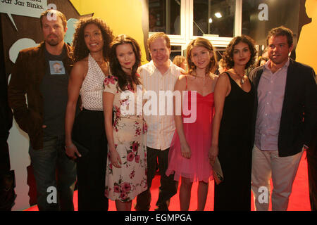 Première mondiale de 'Serenity' FILM, (de gauche à droite : Adam Baldwin, Gina Torres, Summer Glau, Joss Whedon, Jewel Staite, Morena Baccarin, Chris Buchanan) écrit et réalisé par Joss Whedon, le créateur de "Buffy, The Vampire Slayer', 'Angel', 'Firefly'. Au Cineworld, Festival International du Film d'Edimbourg 2005, Édimbourg, Écosse. Banque D'Images