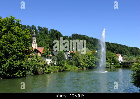 Ville de Wolfratshausen avec l'église paroissiale de Saint André, et l'Sebastiani pont au-dessus de la rivière Loisach, Wolfratshausen Banque D'Images