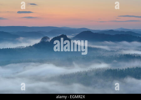 Vue depuis la montagne à l'Kleiner Winterberg Pierres Lorenz à l'aube, des montagnes de grès de l'Elbe, la Suisse Saxonne, Saxe, Allemagne Banque D'Images