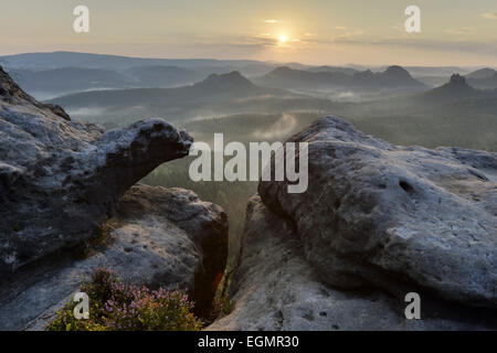 Vue de Kleiner Winterberg mountain au lever du soleil, des montagnes de grès de l'Elbe, la Suisse Saxonne, Saxe, Allemagne Banque D'Images